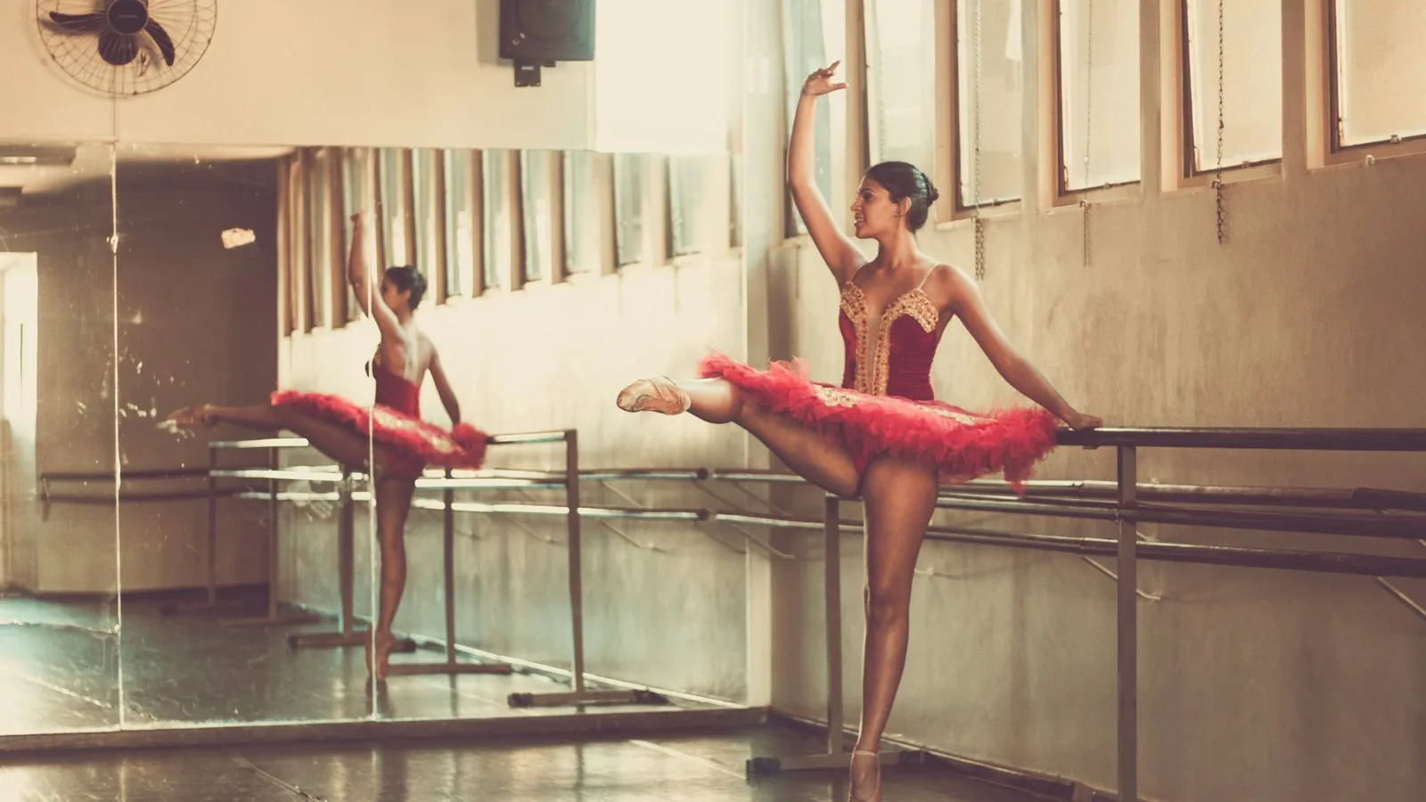 Amanda de Oliveira no estúdio de ballet